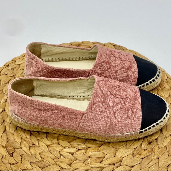 AUTHENTIC CHANEL PINK VELVET ESPADRILLES CAMELLIA ACCENT LADIES SIZE 36 / 6 - Picture 3 of 8